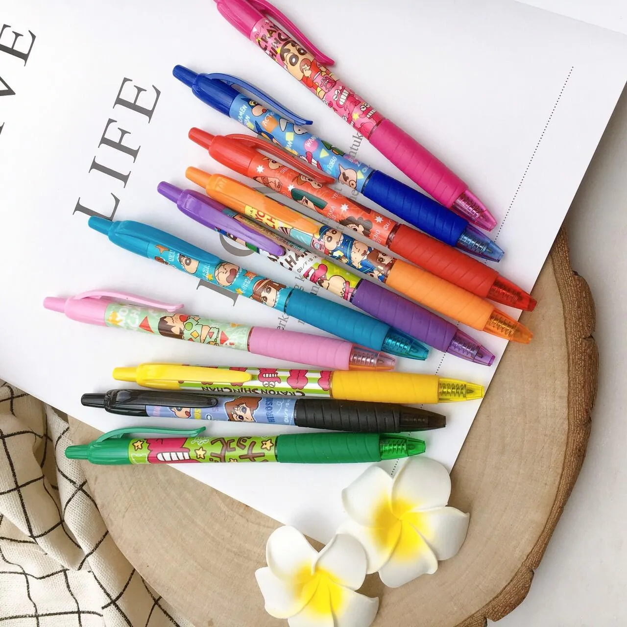 AI PLANNING K-6550 Crayon Shin-chan Series 0.7MM Gel Pen With Cute Pen Clip